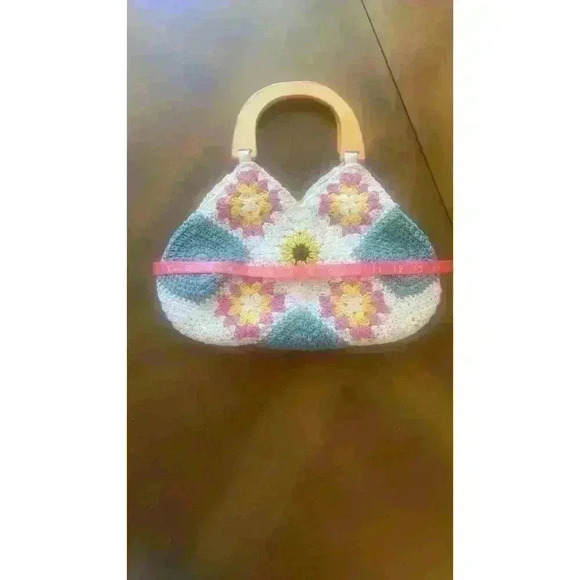Boho crocheted flower handbag with wooden handles - Picture 5 of 7